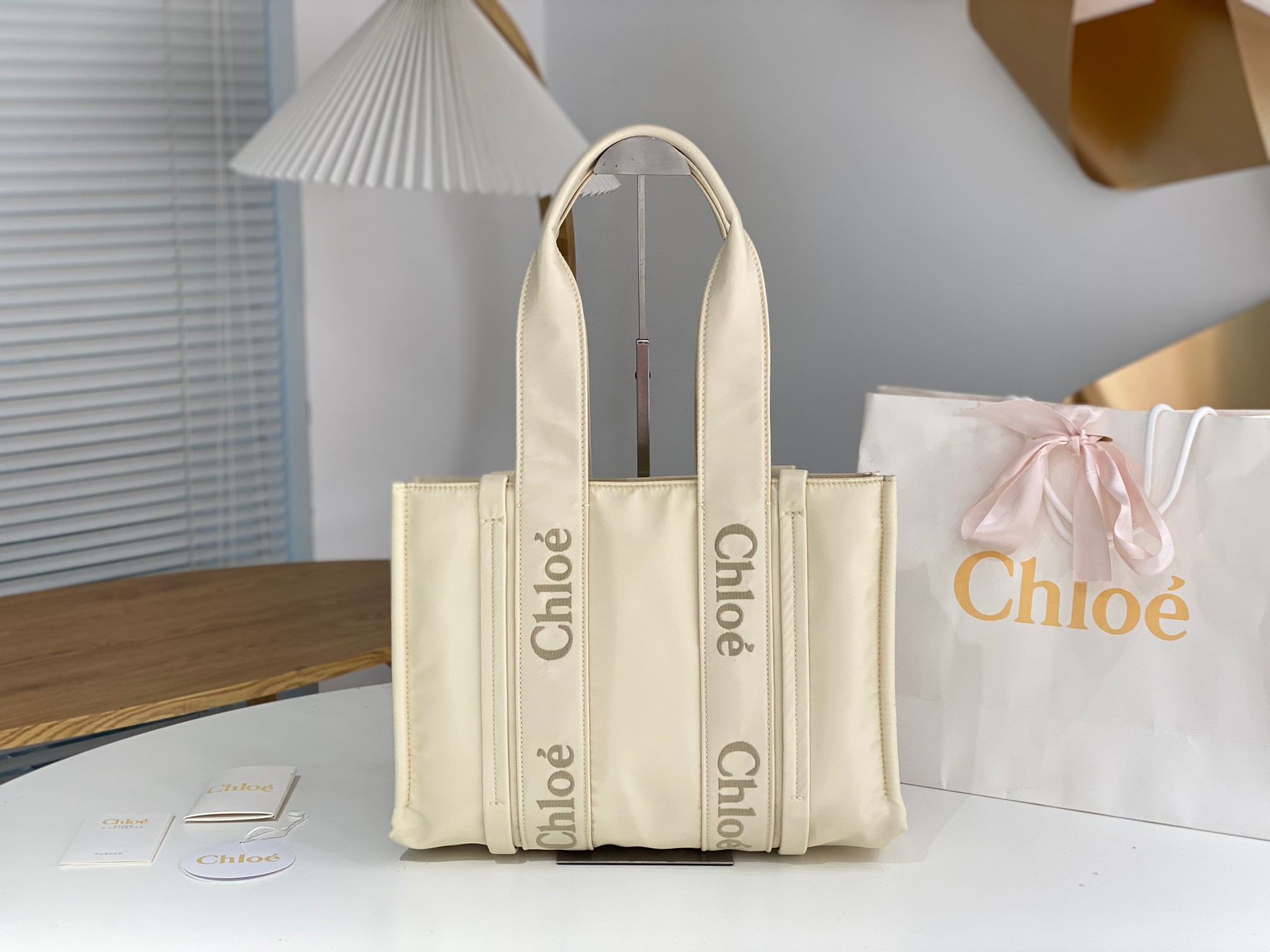 Chloe Medium Woody Tote Bag In Linen